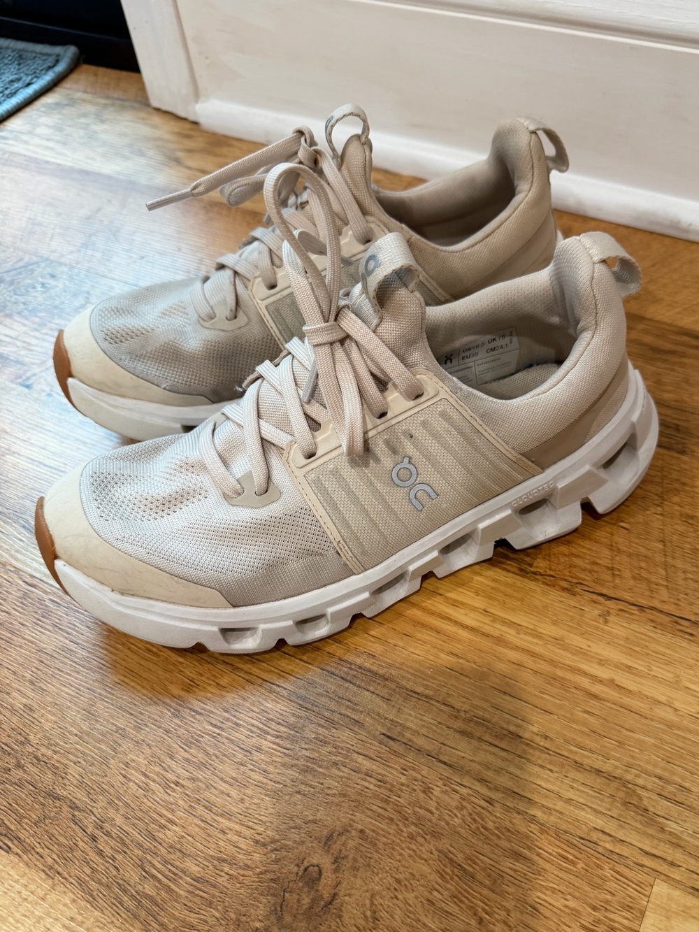 On Running Kids Cloud Sneakers in Beige and White